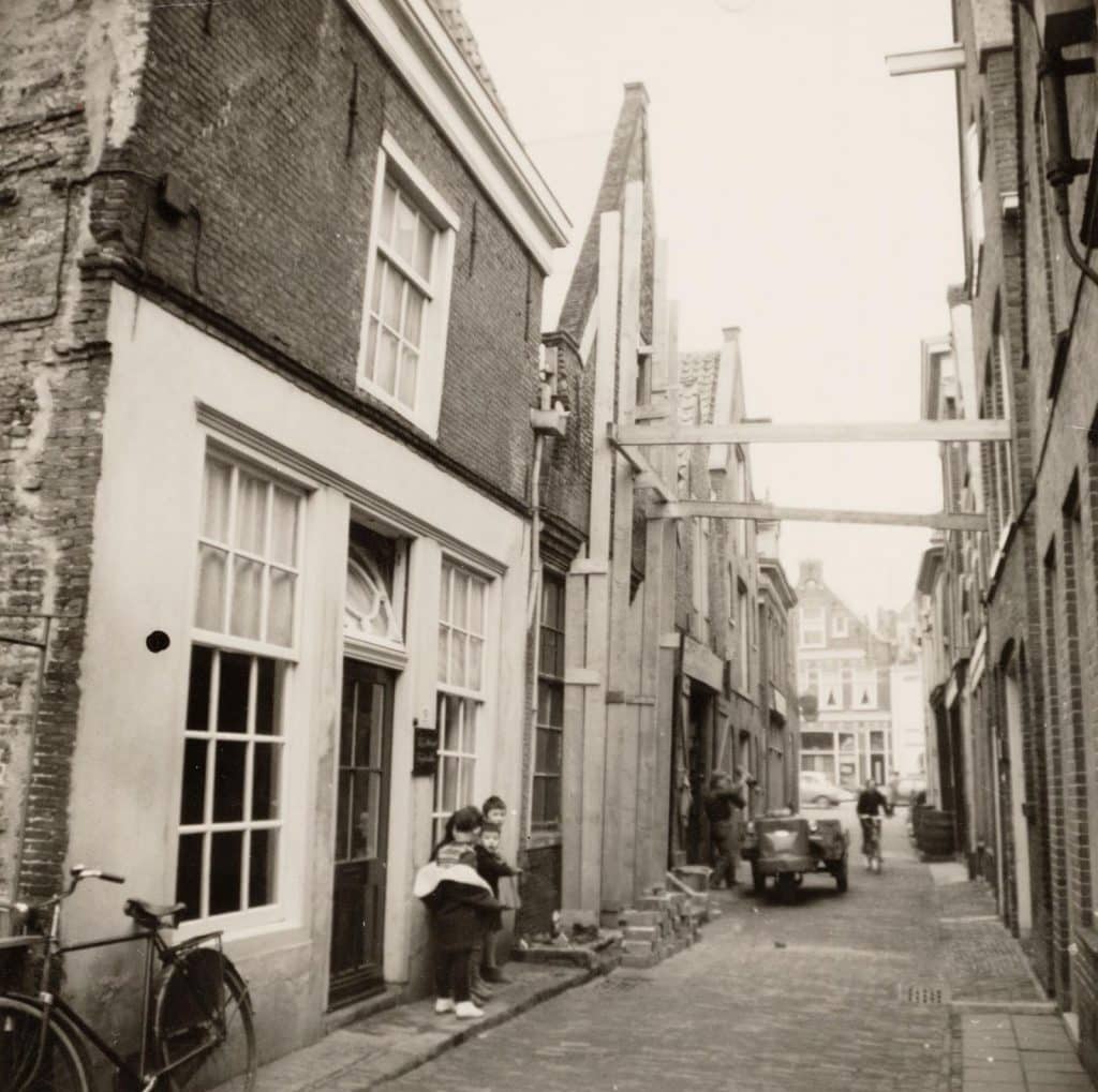 Links Achterdam 10, het Atelier van Koos Stikvoort. Nr 8 wordt gerestaureerd. Foto Gemeentepolitie Alkmaar 1962.