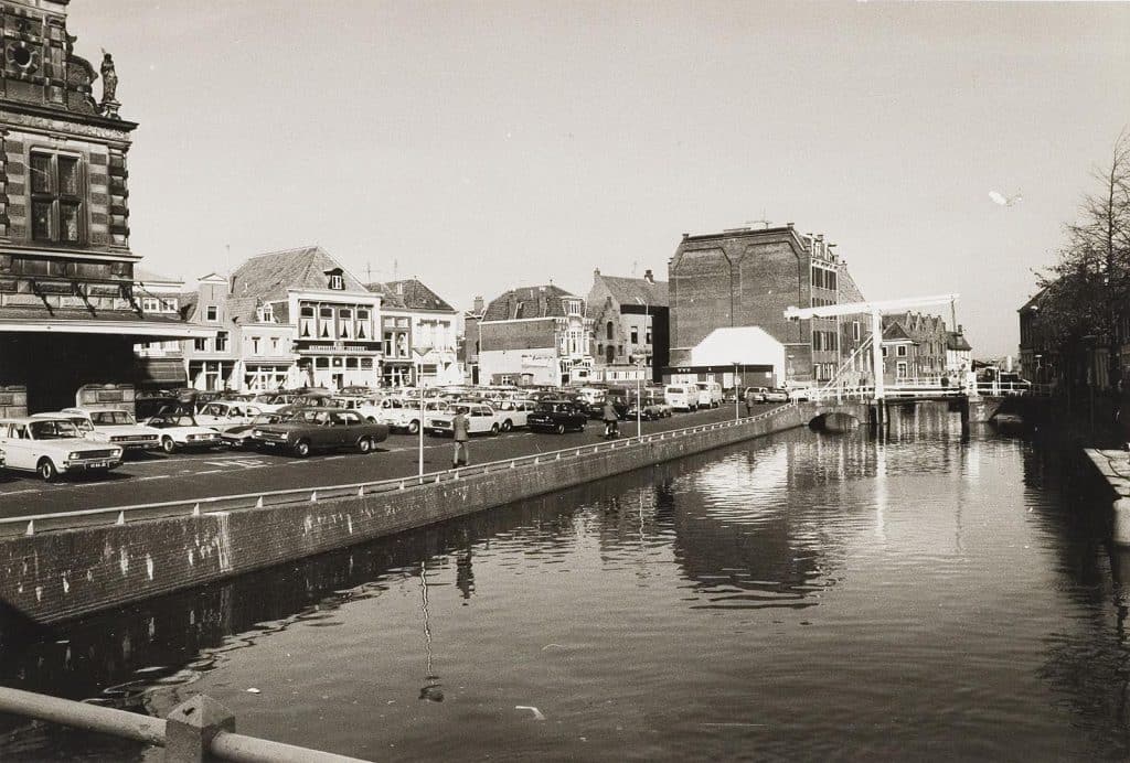 Links de Waag naast het plein met parkeerplaatsen Provinciale Planologische Dienst van Noord Holland 1971