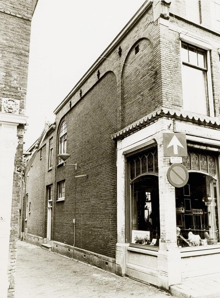 Luttik Oudorp 114, hoek Achterdam. De antiekwinkel de Drie Kronen. Foto J. Elsinga 1974.