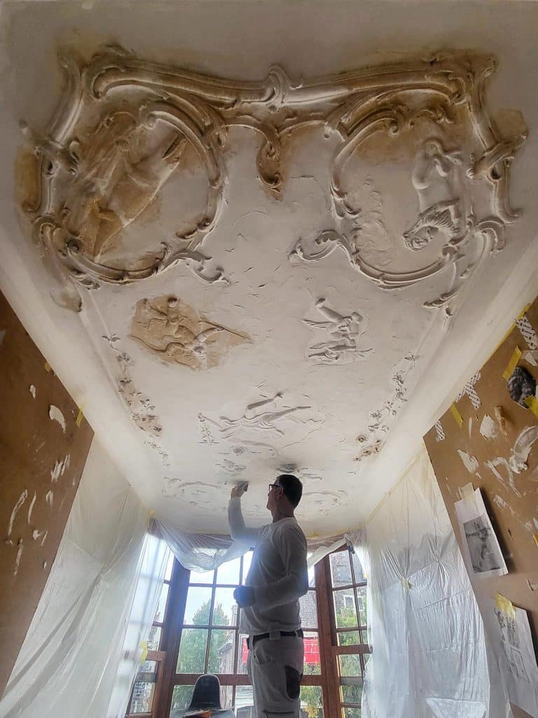 Meester stukadoor Barry Zardoni legt de laatste hand aan het plafond van het erkerkamertje van het Smalste Huisje