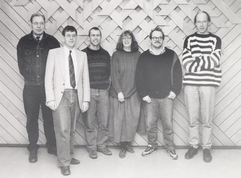Personeel van de afdeling Monumentenzorg & Archeologie in 1993. Van links naar rechts Joop Elsinga, Piet Verhoeven, Peter Bitter, Carla Rogge, Henk Krabbendam en Rob Roedema.
