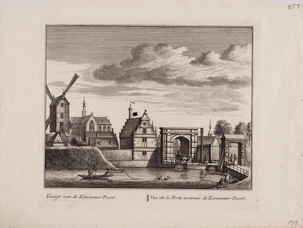 Prent van de Kennemerpoort met daar achter de Grote Kerk Alkmaar 1735