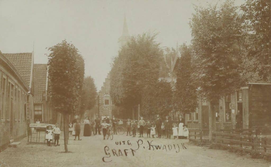Raadhuis Graft met de kerk op de achtergrond. Circa 1904. Foto J. Jonker. Collectie Kaptein.