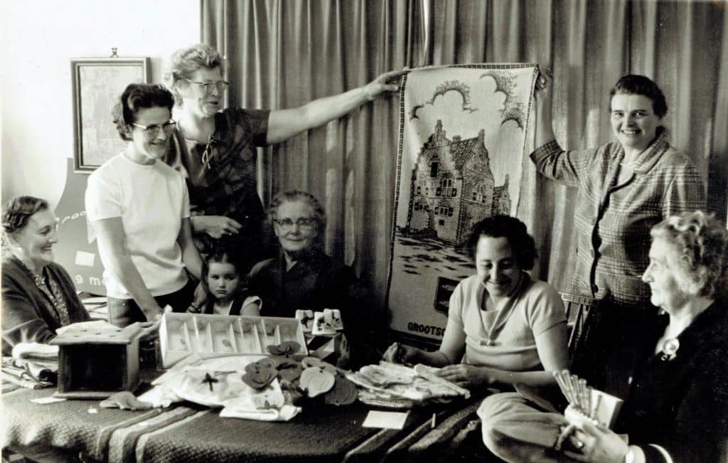 Raadhuis Grootschermer geborduurd door het damescomitee in 1965.