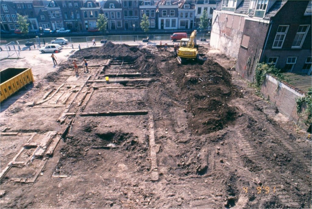 In 1990 is hier Dancing Reflex verbrand. Voordat er nieuwe appartementen werden gebouwd werd het gebied onderzocht. Bij dit onderzoek aan de Wortelsteeg in 1991 werd in een profielsleuf vastgesteld. Dat dit hele terrein eind 15de eeuw in één keer was ontstaan door de demping van water met allerlei grond. Waaronder ook partijen stadsafval.