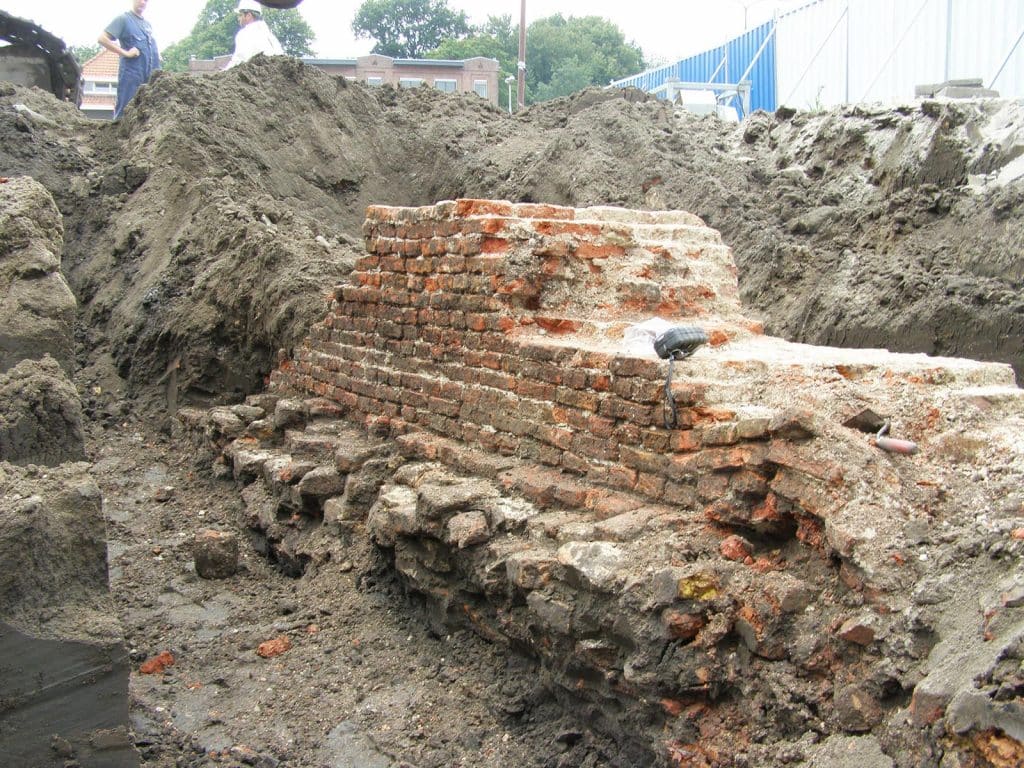 De gevonden walmuur uit circa 1540 aan de Wageweg. De bakstenen walmuur bleek maar liefst 1 meter dik massief metselwerk te zijn.