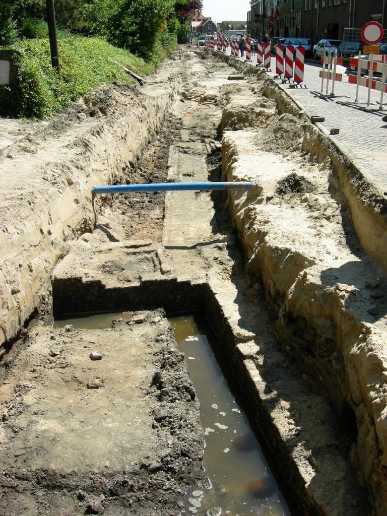 In 2006 en 2008 komen onder de Wageweg de resten van de Wortelpoort te voorschijn. Hij bestaat uit een soort tunnel door de wal met een voorplein bij het bruggehoofd. Geflankeerd door een stevige hoefijzervormige toren van 8 meter breed. De doorgang is even breed als de Wortelsteeg die naar de poort leidt, circa 3 meter.