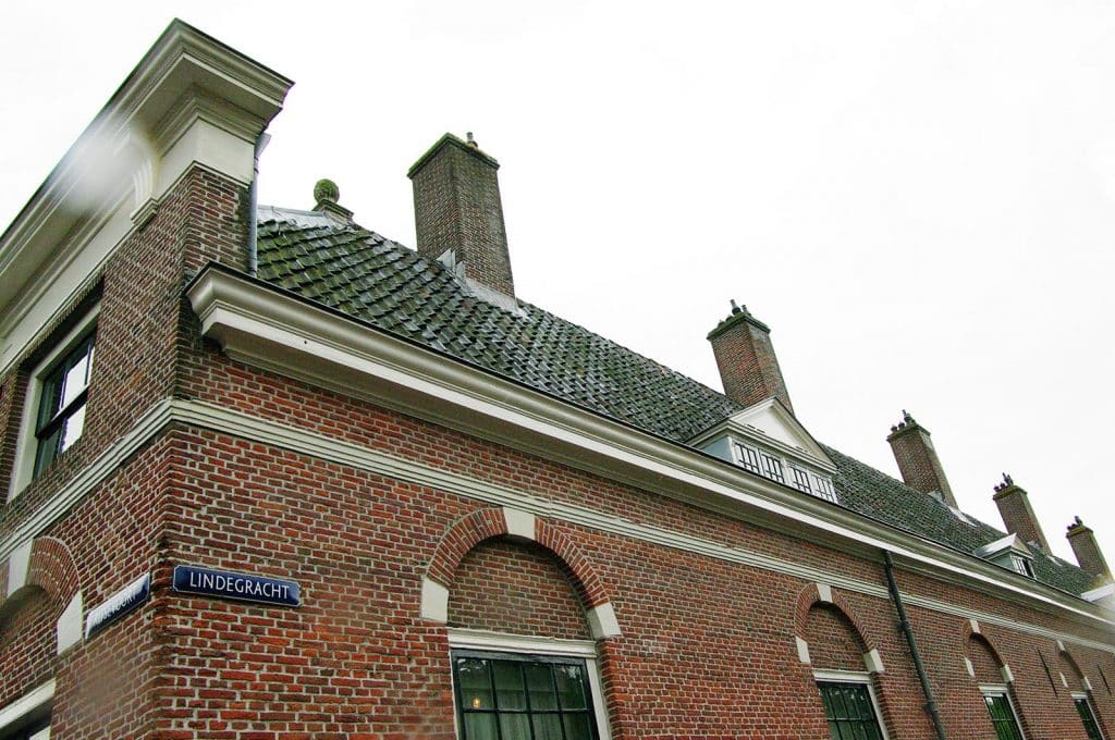 Schoorstenen op het dak van het Hofje van Splinter. Circa 2015.