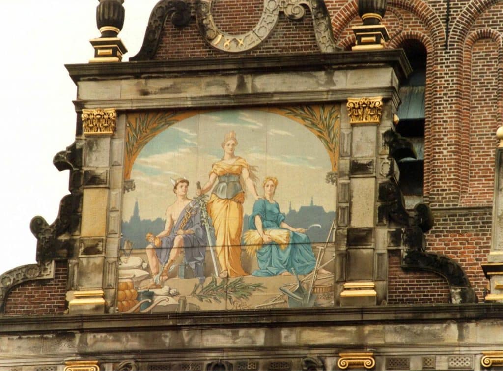 Tegeltableau van De Waag voorstellende de handel 1997. Foto Berend Ulrich.