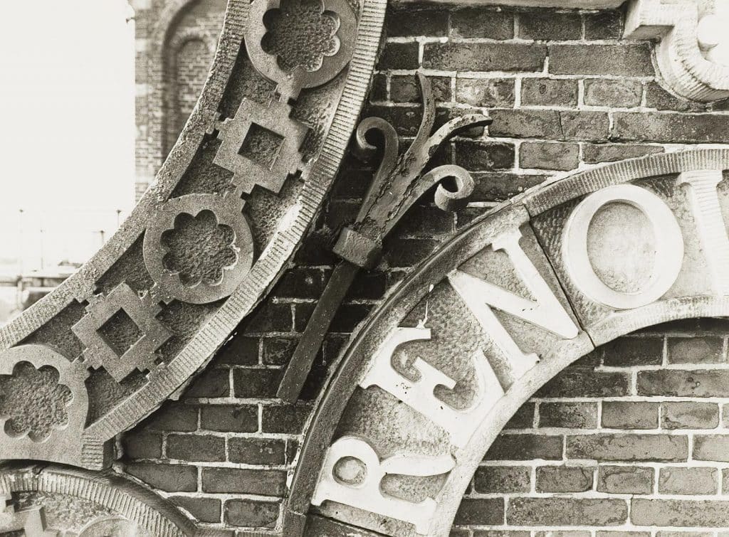 Top van de voorgevel van de Waag met natuurstenen decoratie Foto J Elsinga 1976