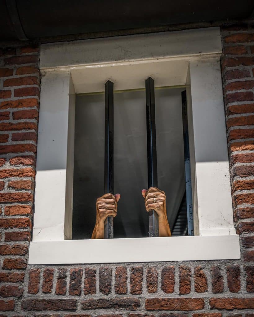 Tralies van de arrestantencel in het Raadhuis Grootschermer. Deze komt uit het voormalig rechthuis in Noord-Schermer uit 1652. Deze is in 1938 steen voor steen herbouwd aan Raadhuis Grootschermer vast.