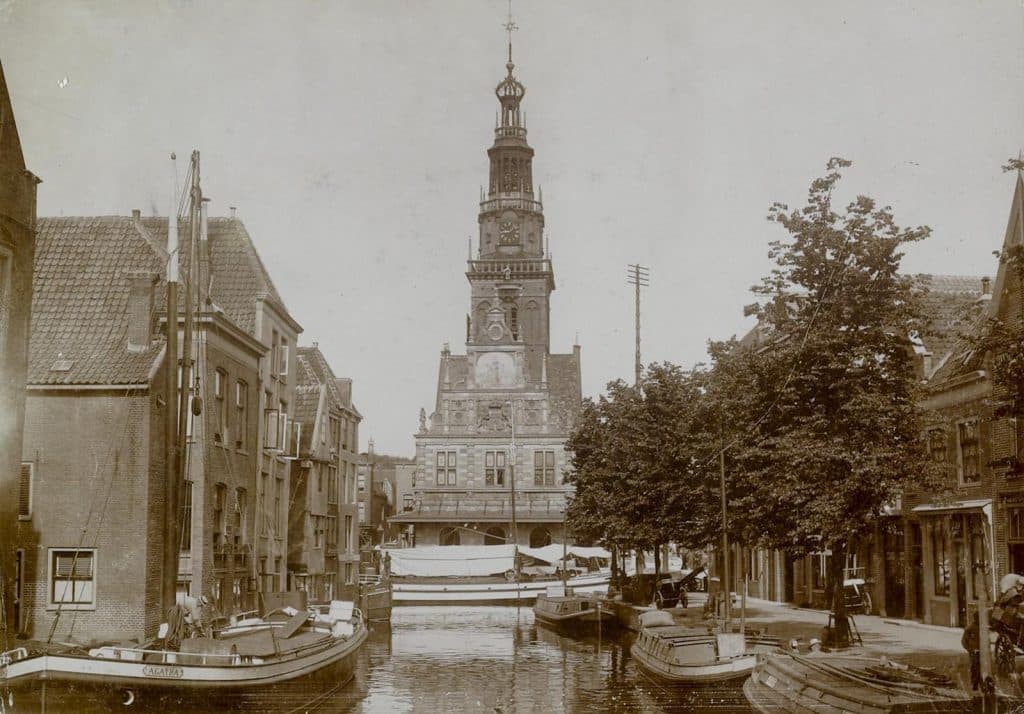 Vanaf de Kuipersbrug zicht richting de Waag in 1912