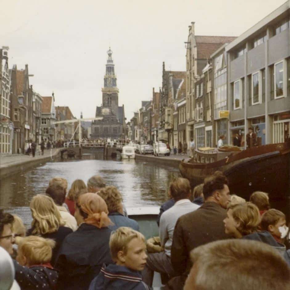 Vanuit een rondvaartboot zicht op het Luttik Oudorp richting de Waag in 1968