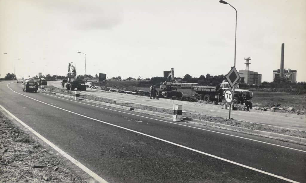 Verdubbeling van de rijbaan van de Provinciale weg N242 ter hoogte van de Omval in 1977. Rechts is de oude vuilverbrandingsinstallatie (VVI) zichtbaar.