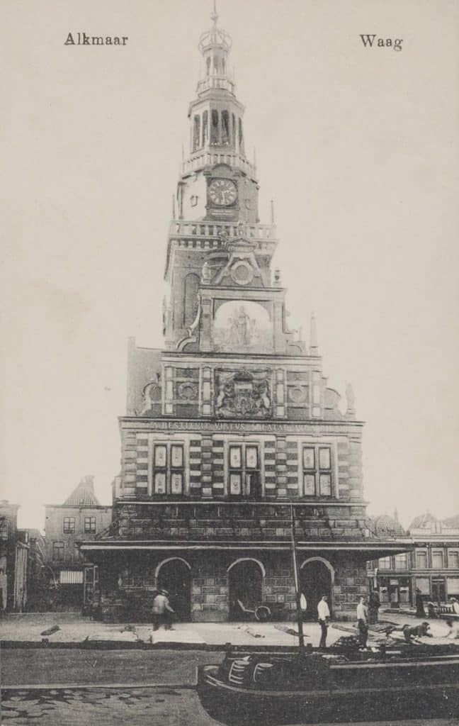 Waaggebouw met aangemeerd schip op de voorgrond Circa 1916