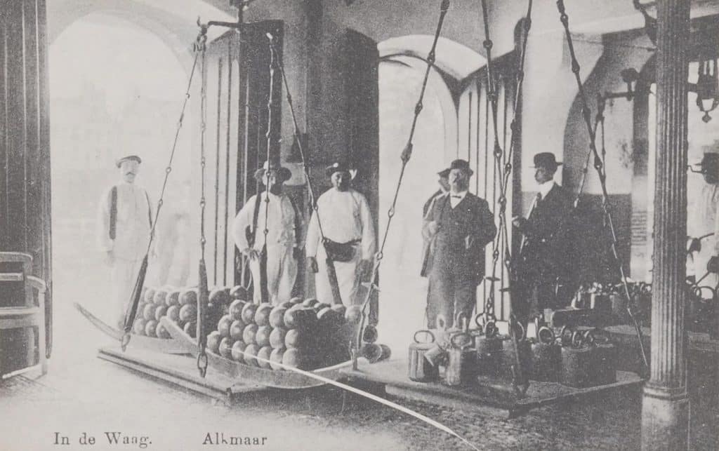 Waaghal de plek waar de kaas wordt gewogen tijdens de Kaasmarkt Circa 1903
