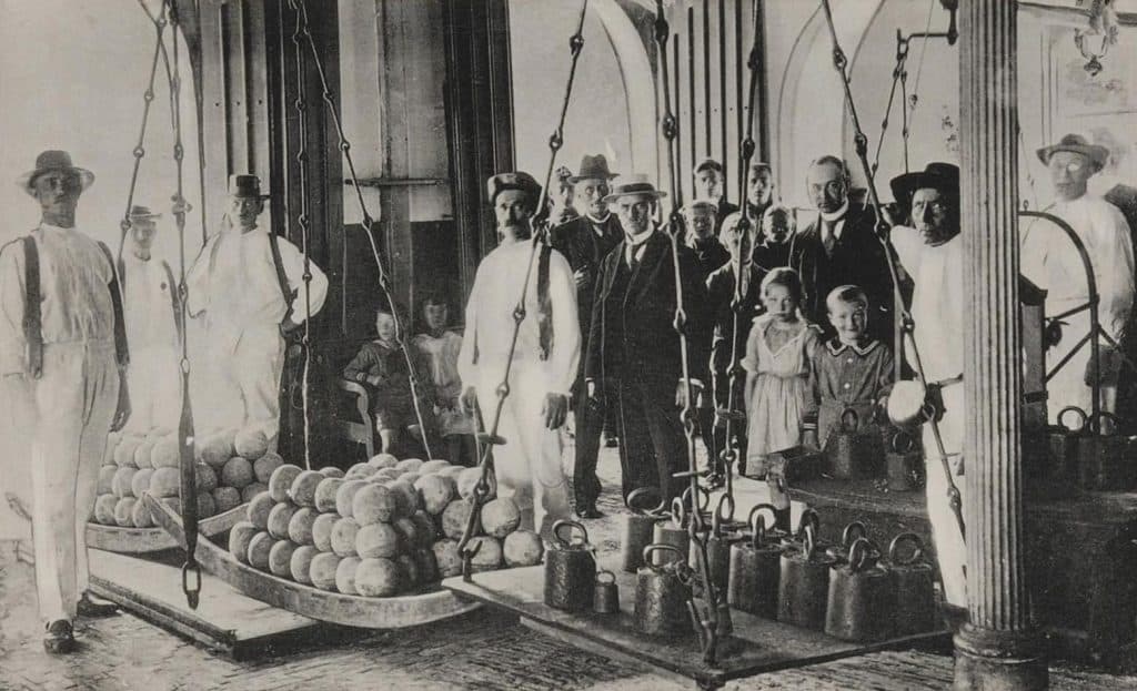 Waaghal de plek waar de kaas wordt gewogen tijdens de Kaasmarkt Circa 1930