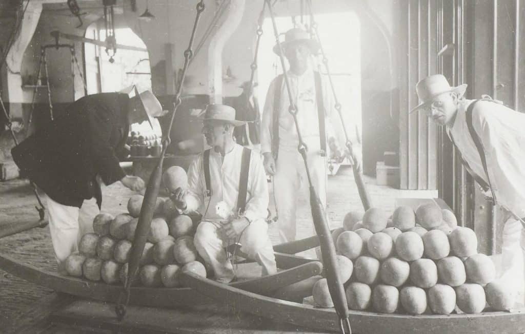 Weegschaal met kaasdragers en kaaskeurmeester in de Waaghal Circa 1920