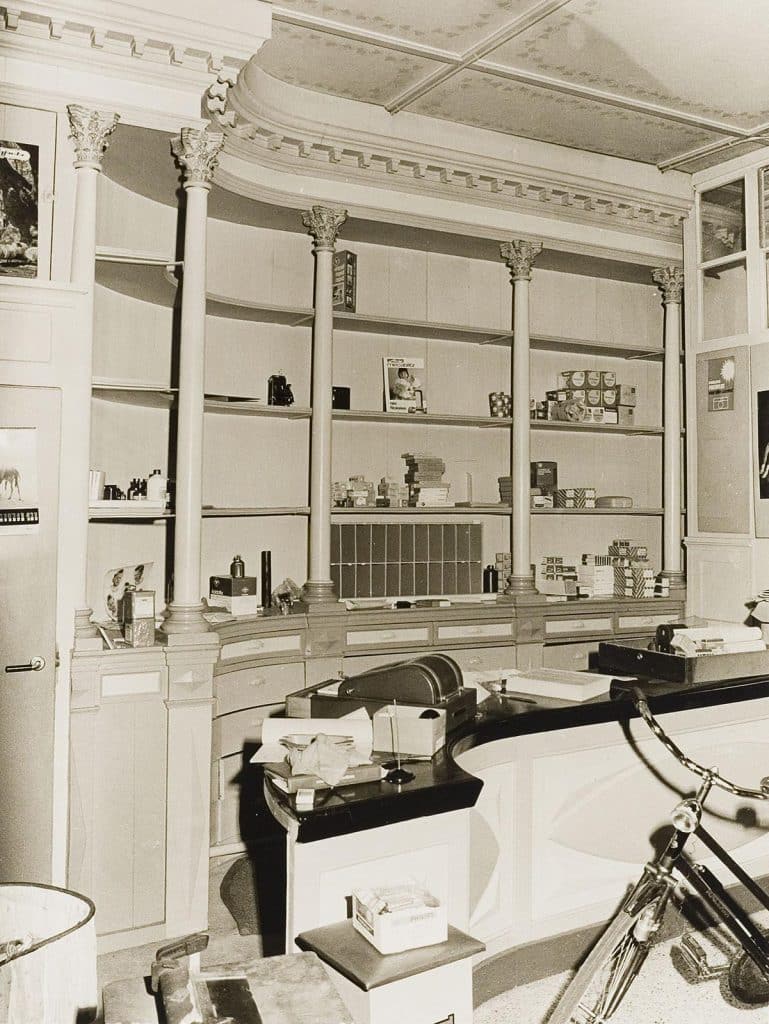 Zijdam 16, hoek Achterdam. Fotowinkel de Groene Klok. Het huis bevat nog balken uit de vijftiende eeuw. Foto J. Elsinga 1975.