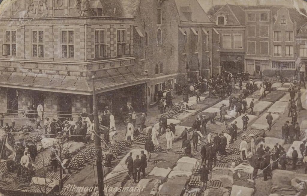 Het Waagplein tijdens de vrijdagse kaasmarkt. Links de Waag. Circa 1907.