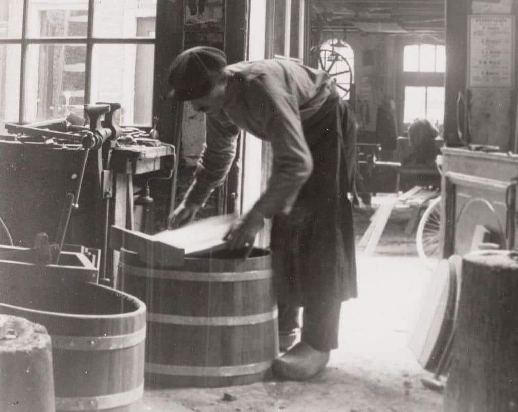 Koos Stikvoort aan het werk in zijn kuiperij aan de Achterdam 8. Circa 1950.
