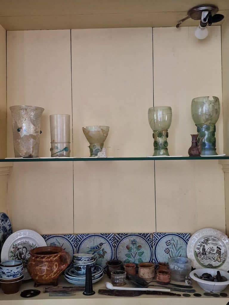 Koningsweg 78 kast met archeologische schatten