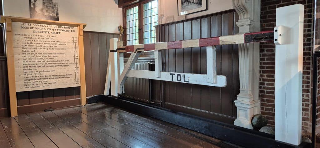 Tolpoort met bord in het Raadhuis