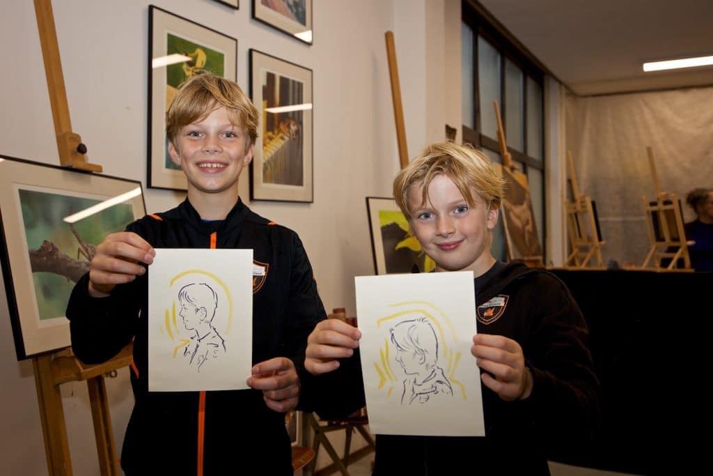 Twee jongens hebben hun eigen portret gemaakt in Atelier Kerrebijn.