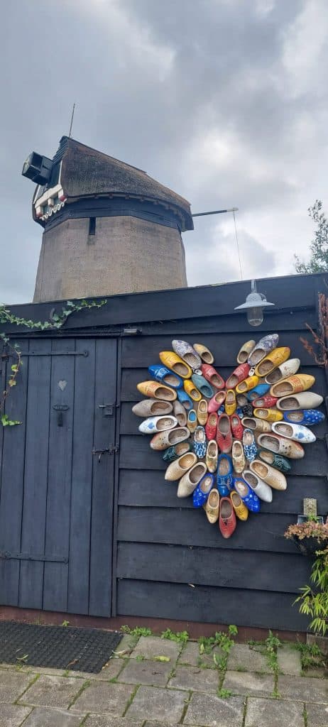 Ambachtsmolen met hart van klompen