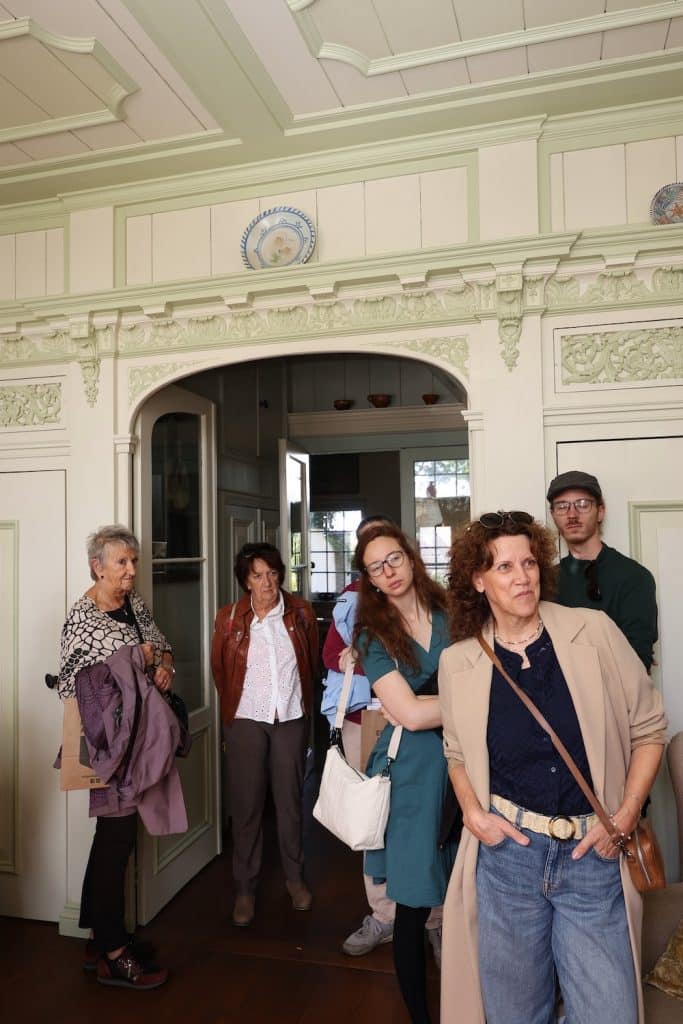 Bezoekers in de woonkamer van het Huis met de Arend in De Rijp