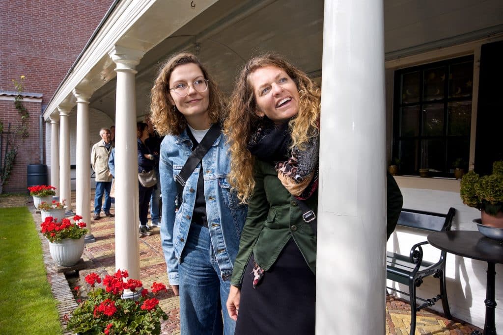 Bezoekers in het Hofje van Splinter