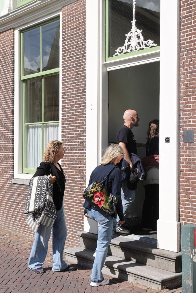 Bezoekers voor de rondleiding in het Huis met de Arend in De Rijp