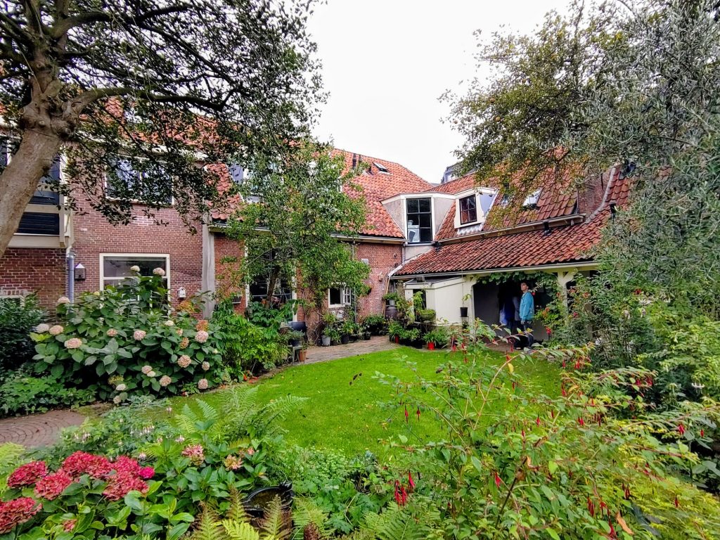 Binnentuin van het Hofje van Bijlevelt