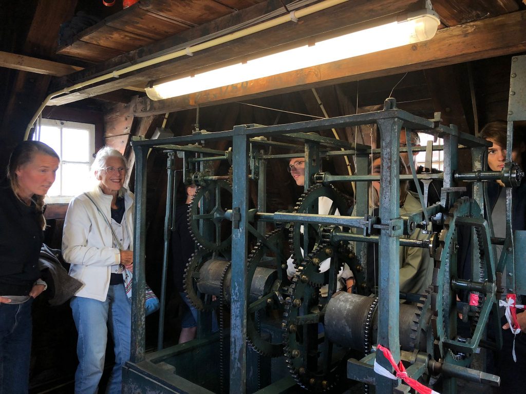 Carillon van de Waagtoren met bezoekers