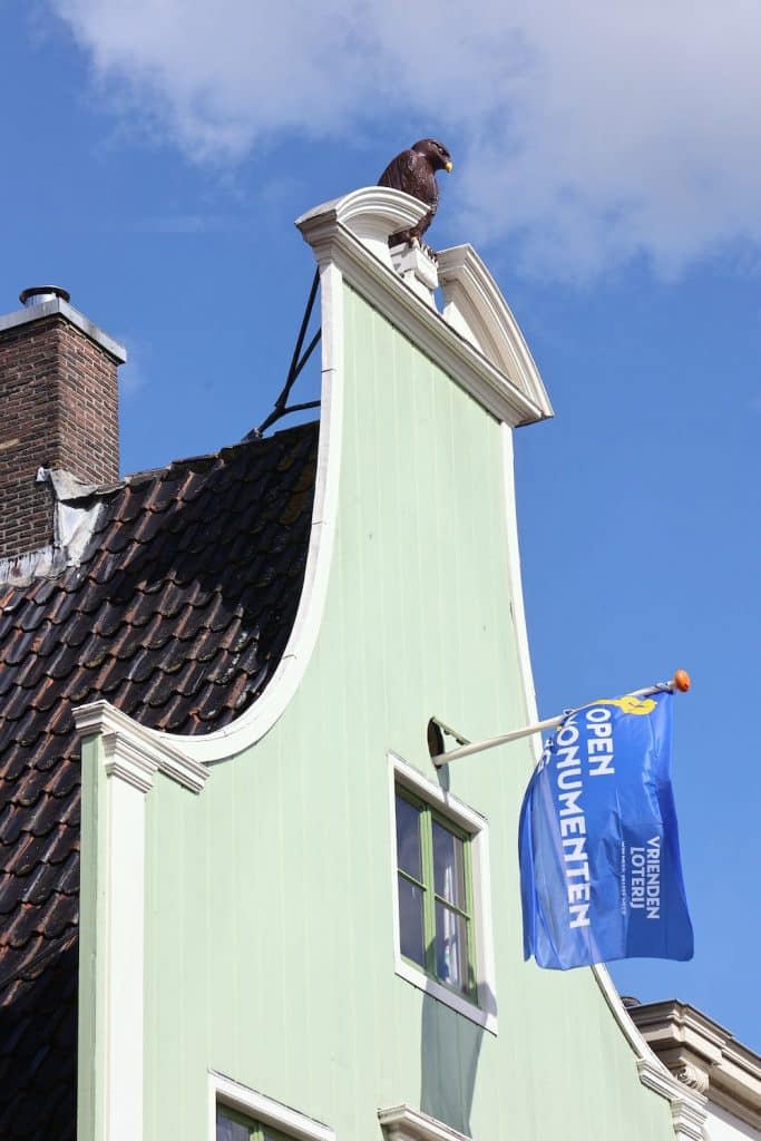 De Arend op de nok van Het Huis met de Arend in De Rijp
