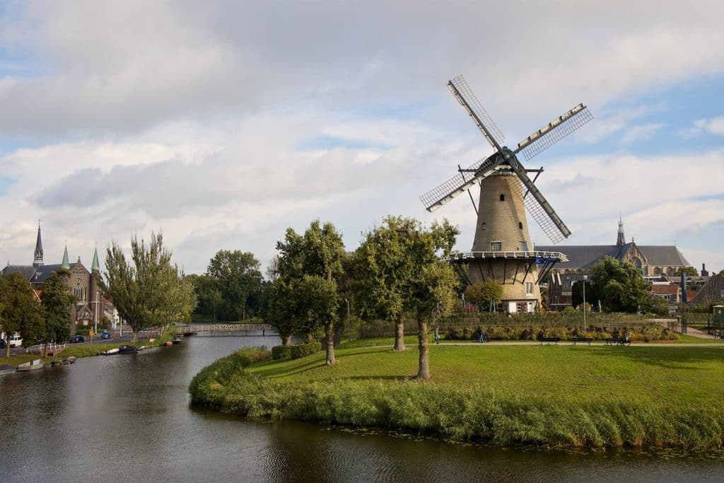 De Molen van Piet op het Bolwerk met Grote Kerk Alkmaar op de achtergrond.