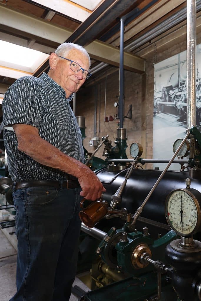 De Stoommachine in de oude fabriekshal in De Rijp