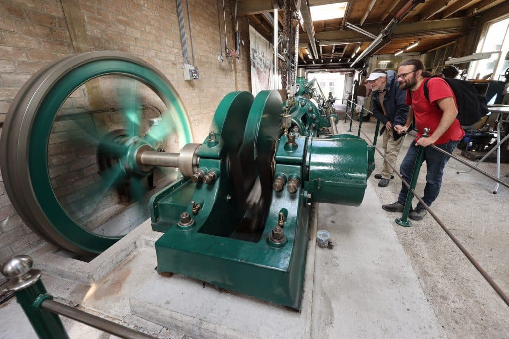 De Stoommachine in de oude fabriekshal in De Rijp