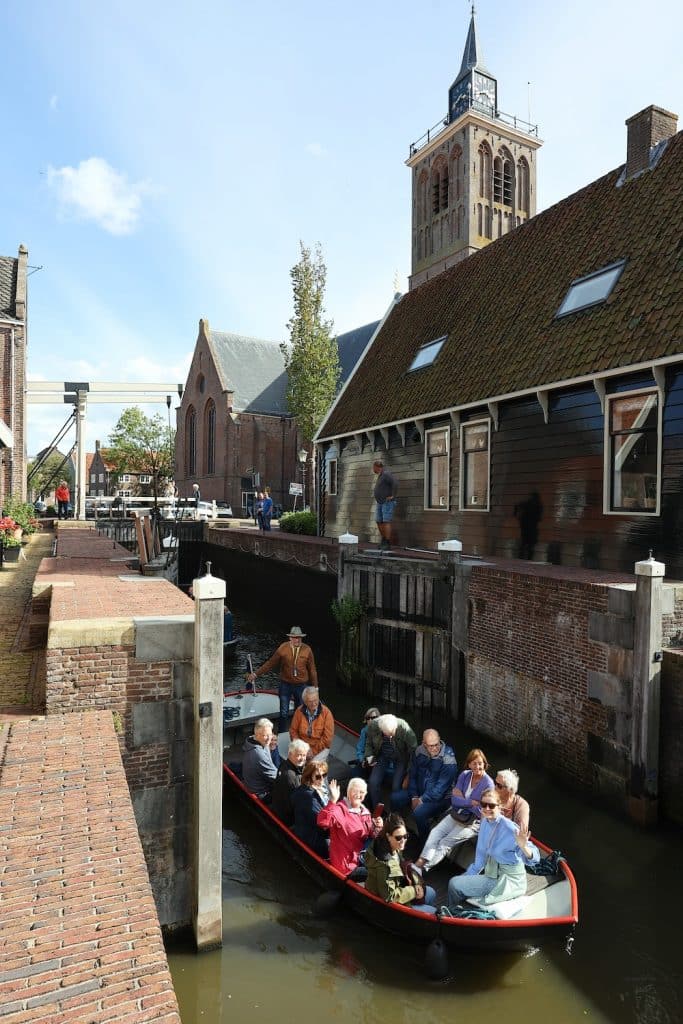 De boot vaart door de sluis van De Rijp