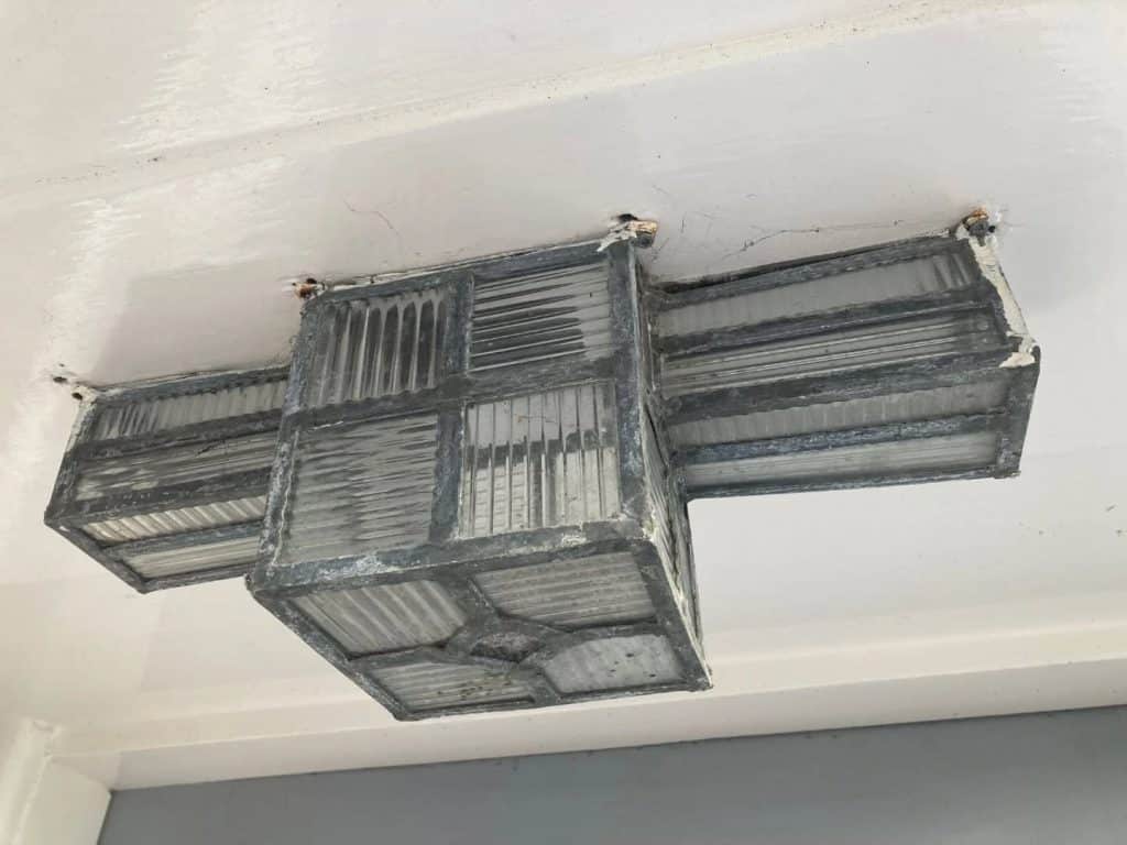 De lamp bestaat uit stukken geribbeld kleurloos glas met gesoldeerde loodstrips er omheen