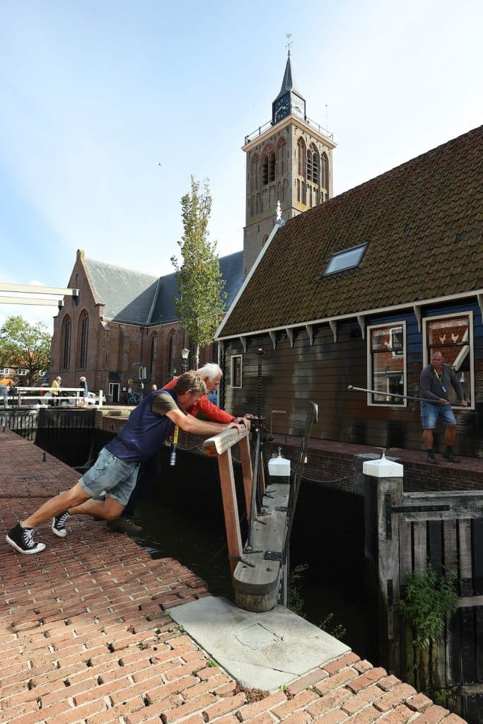 De sluisdeuren worden dicht geduwd in De Rijp