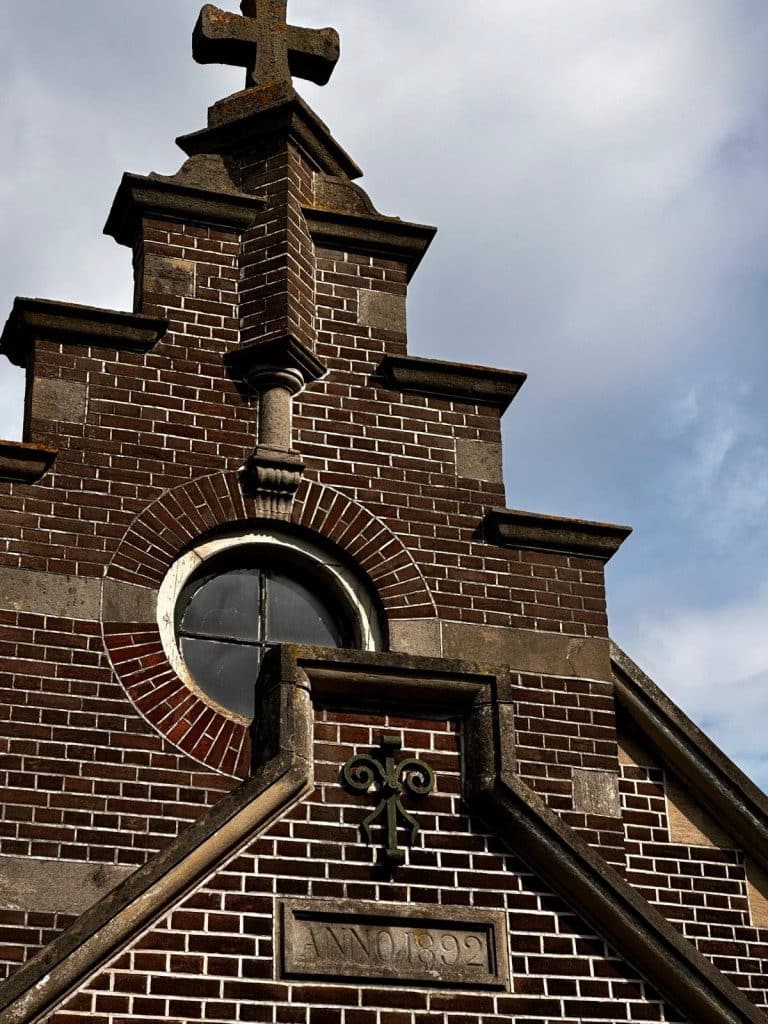 Detail van de gevel van het Oude Volksbadhuis 2025