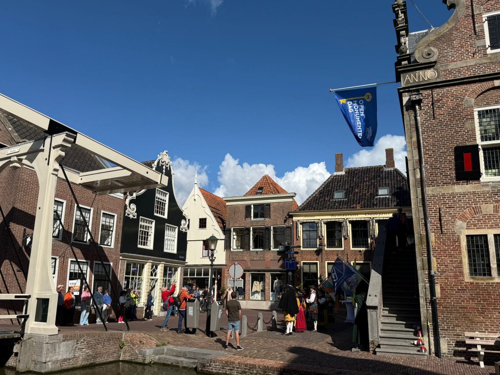 Drukte voor het Raadhuis in De Rijp