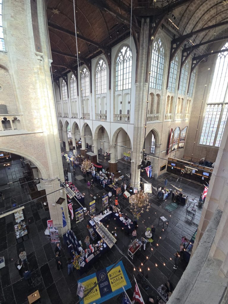 Erfgoedmarkt in Grote Kerk Alkmaar van boven gezien