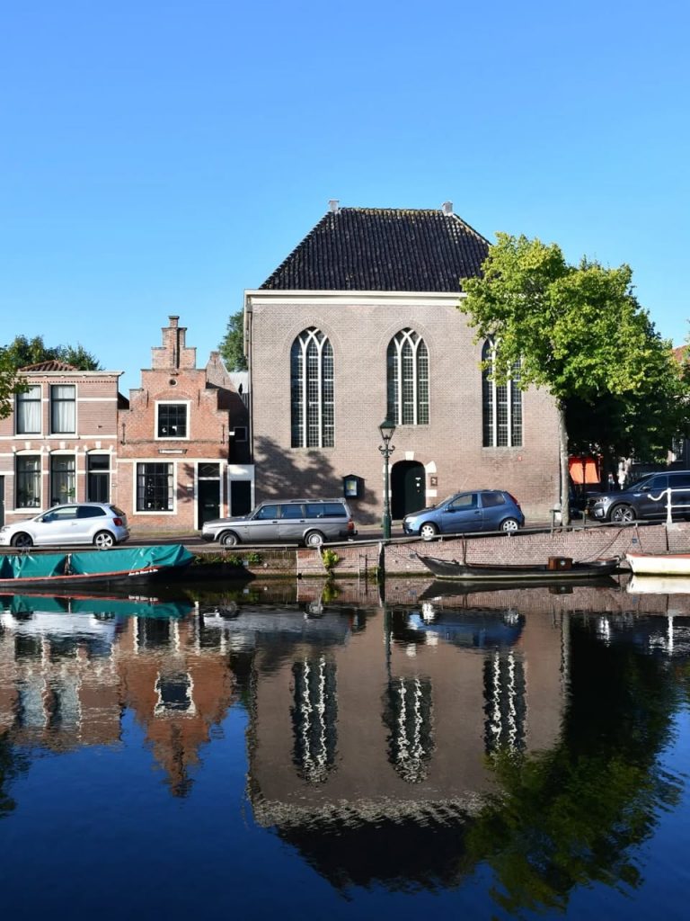 Evangelisch-Lutherse Kerk op de hoek van de Oudegracht en de Baangracht in Alkmaar