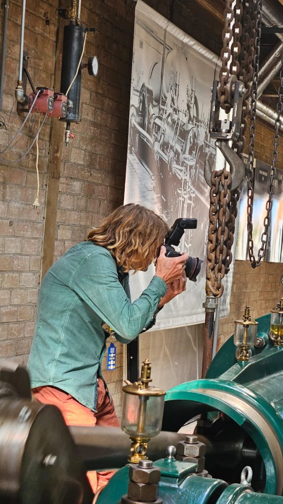 Fotograaf Rob Verhagen in actie bij de stoommachine