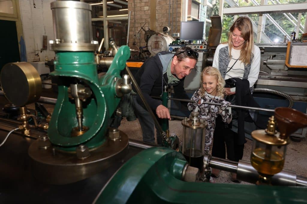 Gezin bij de Stoommachine in de oude fabriekshal in De Rijp