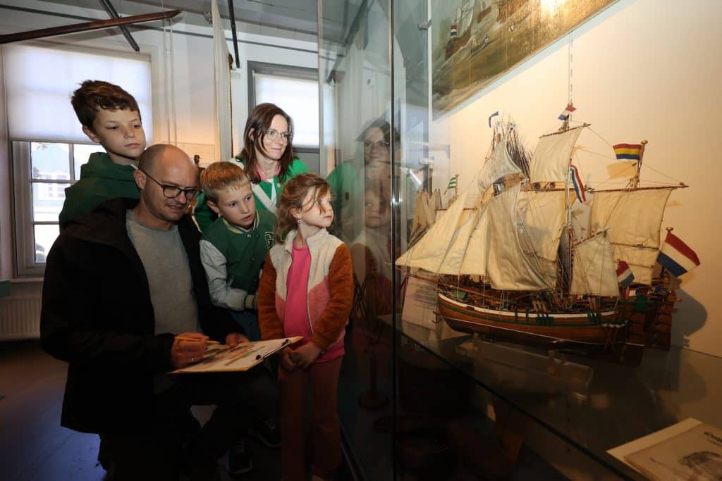 Gezin op bezoek in Museum in t Houten Huis in De Rijp