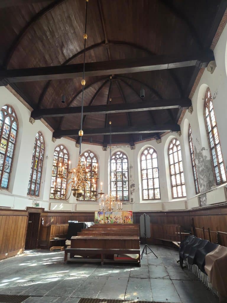 Glas-in-loodramen in De Grote Kerk De Rijp 2025