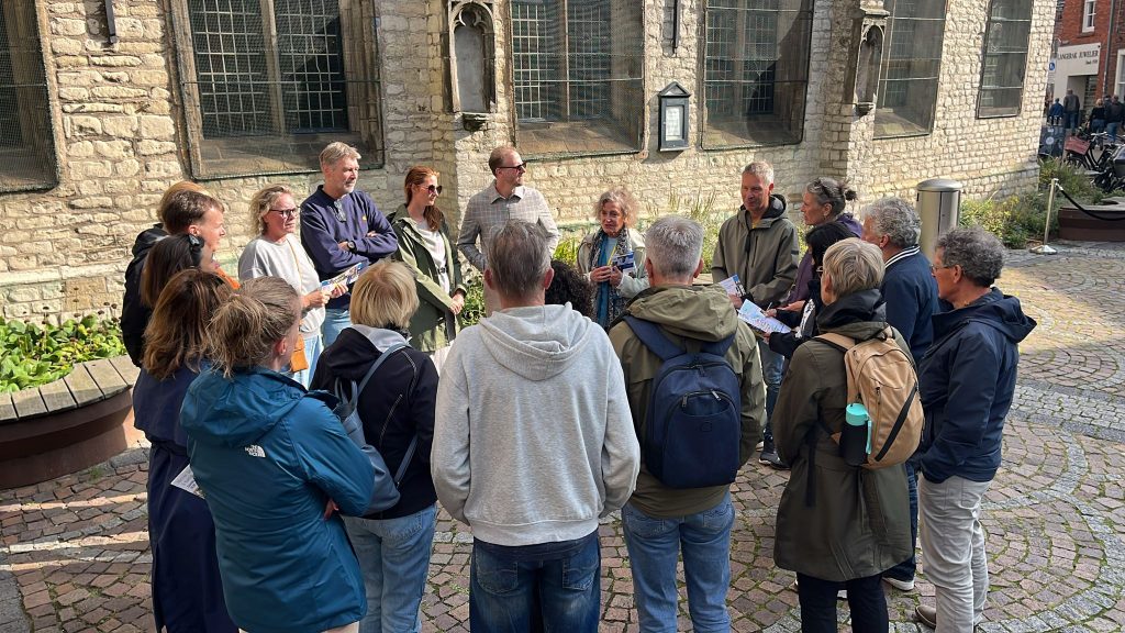 Groep wandelaars bij de start van de stadswandeling